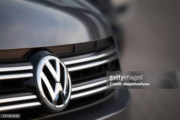 suv - vw motor company badge - volkswagen stock pictures, royalty-free photos & images