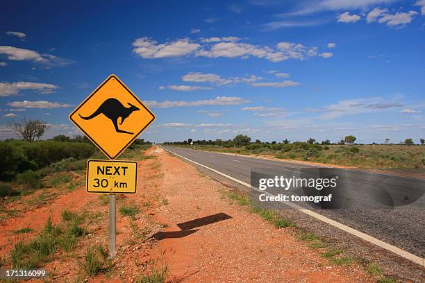 kangourou panneau route - outback australia photos et images de collection