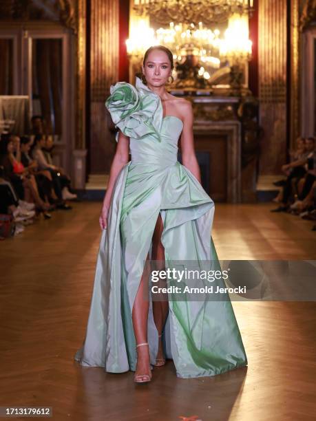 Paris Ii Model 411 Photos & High Res Pictures - Getty Images