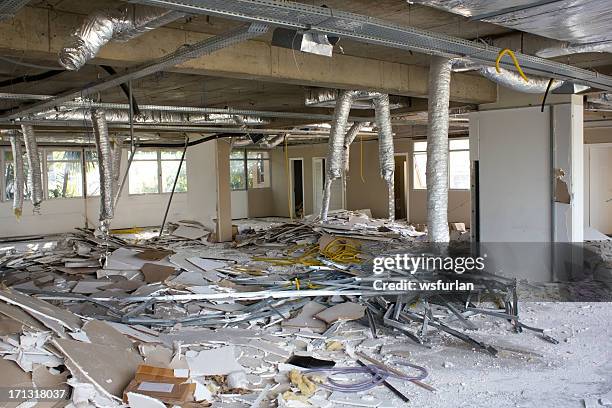 edificio derribado - demolishing fotografías e imágenes de stock