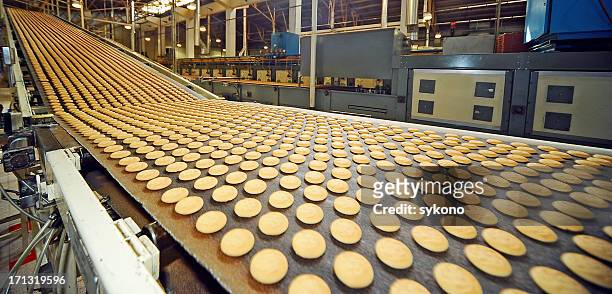 production line - cracker snack 個照片及圖片檔