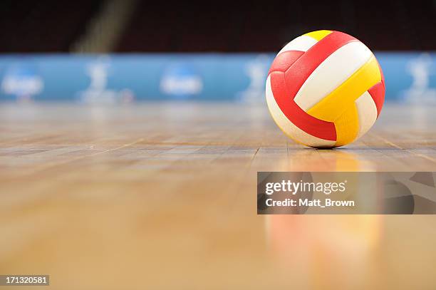 volleyball in an empty gym - zaalvolleybal stockfoto's en -beelden