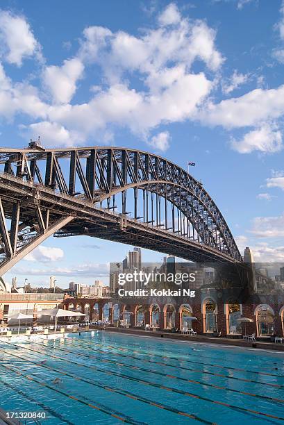 north sydney olympic pool - hafenbrücke von sydney stock-fotos und bilder