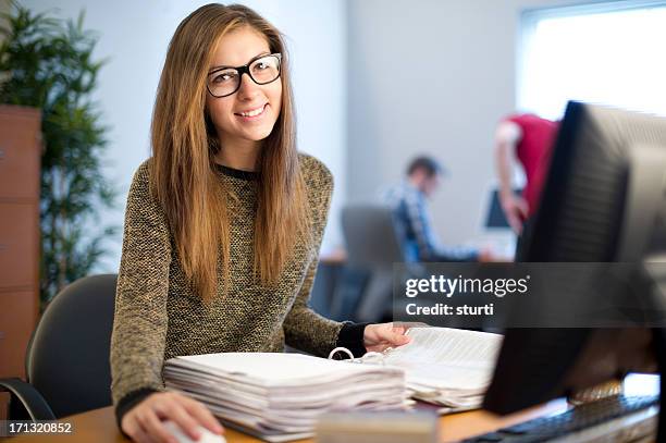 trabalhador de escritório jovem fêmea - apprentice office imagens e fotografias de stock