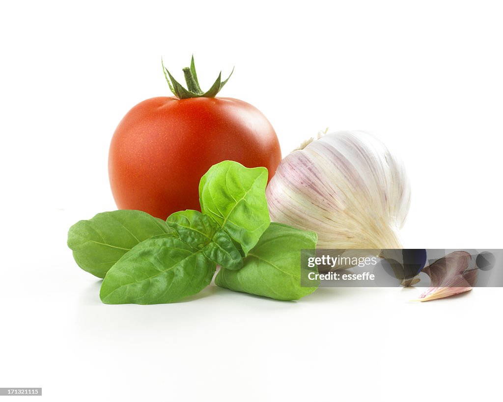 Pomodori, aglio e foglie di basilico