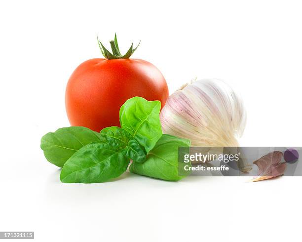 pomodori, aglio e foglie di basilico - basilico foto e immagini stock
