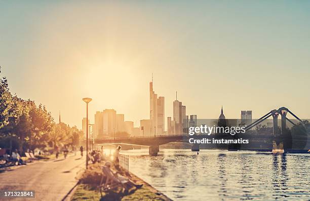 heißer sommertag – frankfurt am main - frankfurt germany skyline stock-fotos und bilder