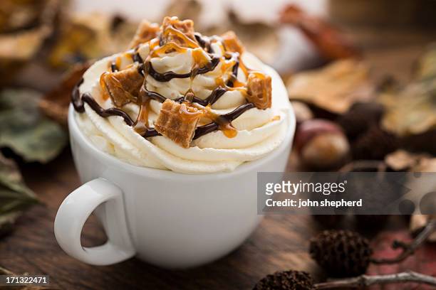 bebida quente com creme, caramelo waffle peças e molho de chocolate - natas batidas imagens e fotografias de stock