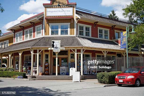 health clinic and kitchen shop in small town fort langley - langley british columbia stockfoto's en -beelden