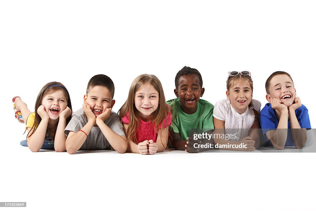 Gruppe von Personen verschiedener Herkunft von Kindern Festlegung und Lächeln zusammen