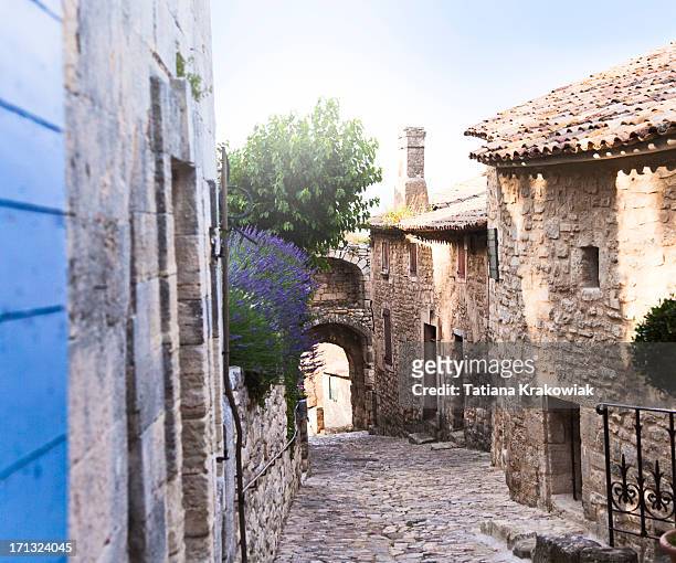 lacoste in provence - vaucluse stock pictures, royalty-free photos & images