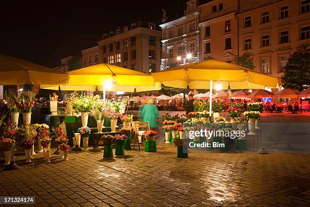 beleuchtet blume-marktstand in market square am abend, die stadt krakau, polen - mittelaltermarkt stock-fotos und bilder