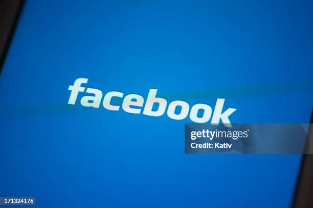 facebook app on apple iphone 4s screen - instagram stockfoto's en -beelden