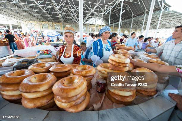 food stand in siob bazaar, samarkand, uzbekistan - bazaar stockfoto's en -beelden