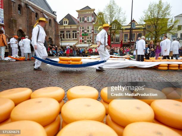 dutch cheese market - cheese production in netherlands stock pictures, royalty-free photos & images