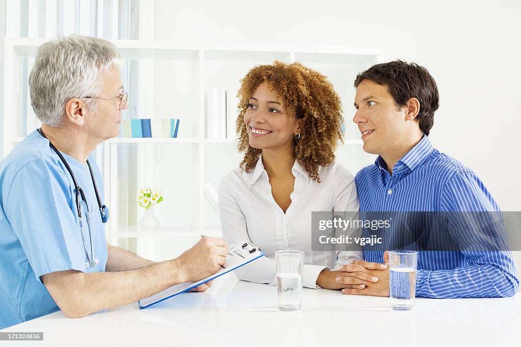 Jeune couple de médecins bureau.