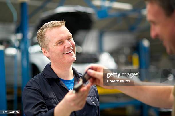 car service - passing giving stockfoto's en -beelden