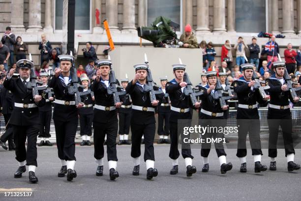 marinha real britânica marinheiros ao jubileu de diamante da rainha - marinha real britânica imagens e fotografias de stock