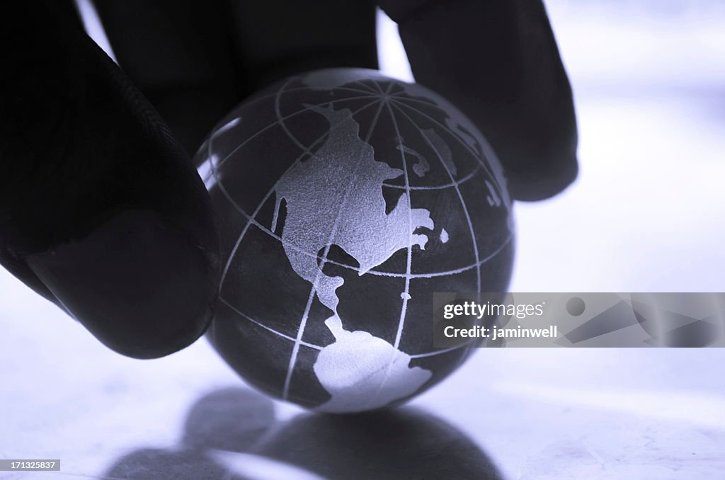 Global concepto; una mano firme oscuro en el control del mundo