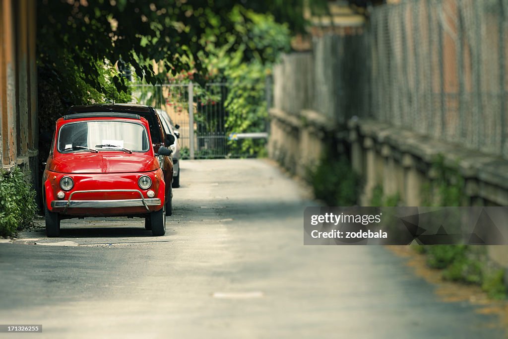 Red Fiat Cinquecento auf den Straßen, Italienische Kultur