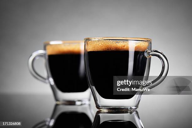 dos tazas de café expreso - cup of coffee fotografías e imágenes de stock