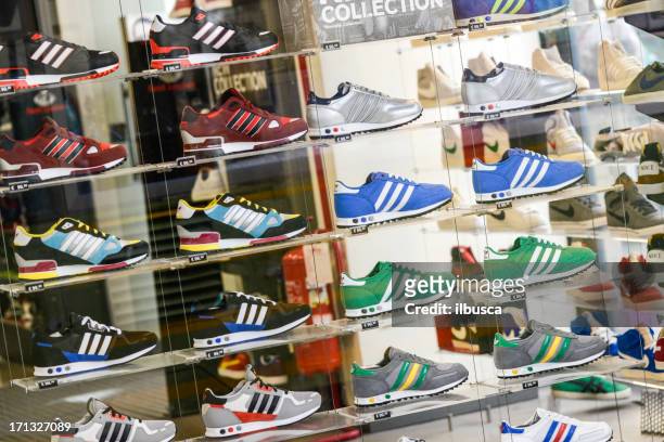 plusieurs mod�èles adidas de la fenêtre de magasin foot locker - adidas store photos et images de collection