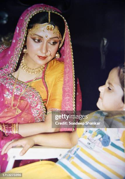 Hema Malini known as Indian cinema's 'Dream Girl' with daughter Esha during a shooting in Mumbai, February 02, 1991.