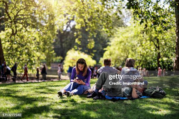 famiglia che gode il riposo in un st. james's park a londra, regno unito - st jamess park londra foto e immagini stock