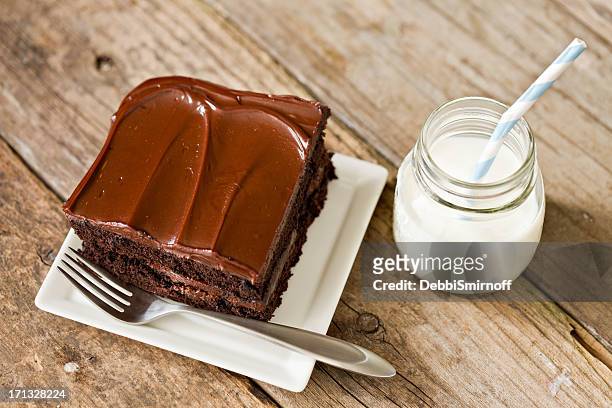 torta al cioccolato e latte - chocolate cake foto e immagini stock