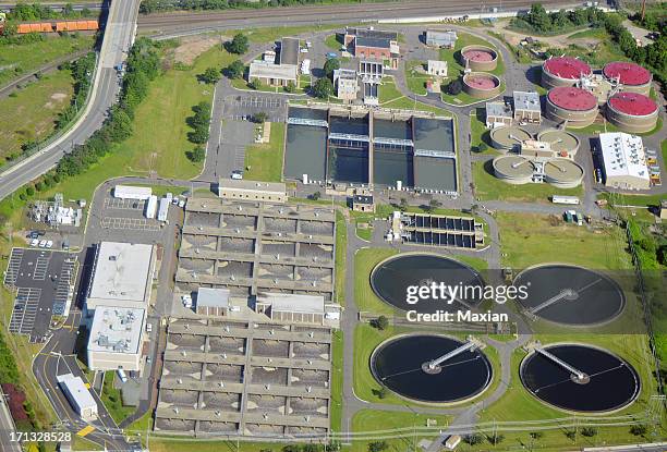 luftbild von abwasseraufbereitung plant - wasserwerk stock-fotos und bilder