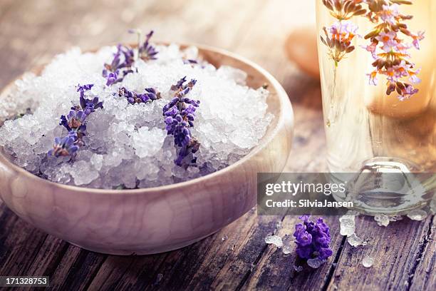 lavendel-salz und aromatherapie-massage oil - bath spa stock-fotos und bilder