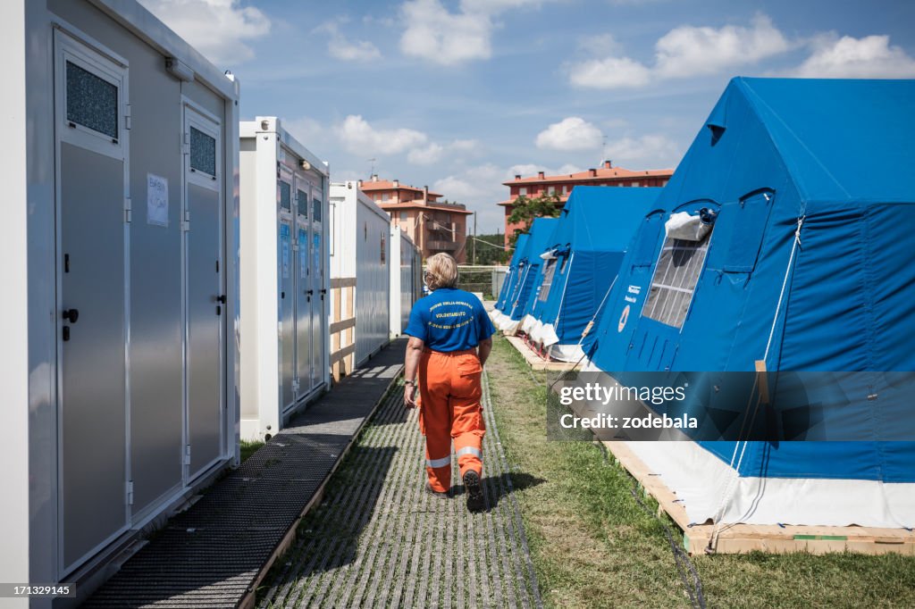 ボランティアの散策の後、難民キャンプイタリア Eartquake 2012 年