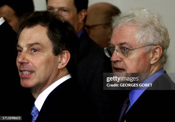 Le Premier ministre Tony Blair et son homologue français Lionel Jospin regagnent la salle de conférence, le 15 juin 2001 au centre de Goteborg pour...