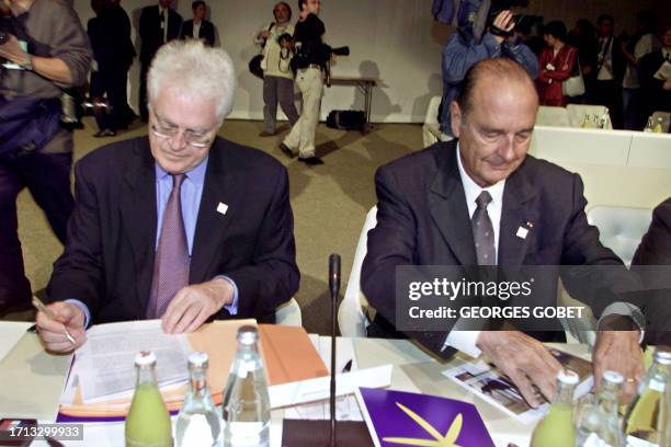 Le président Jacques Chirac et le Premier ministre Lionel Jospin s'installent le 15 juin 2001 au centre de conférences de Goteborg pour participer au...