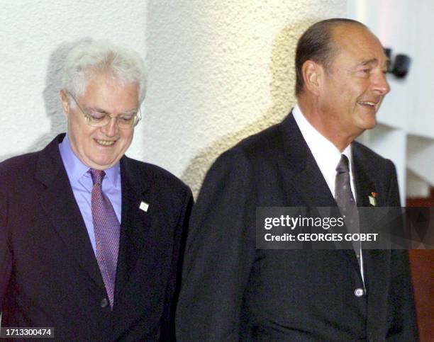 Le président Jacques Chirac et le Premier ministre Lionel Jospin arrivent le 15 juin 2001 au centre de conférences de Goteborg pour participer au...