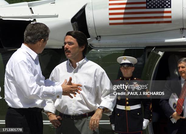 President George W. Bush speaks with Spanish Prime Minister Jose Maria Aznar 12 June 2001 after arriving at Los Quintos de Mora for a 4 hour meeting...