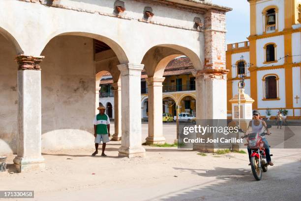 people and architecture in colonial town of mompox, colombia - stan honda bildbanksfoton och bilder