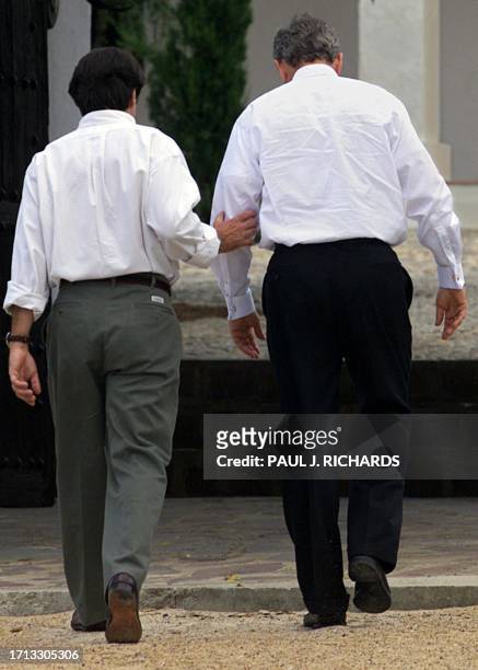 After a short walk touring the grounds US President George W. Bush is escorted by Spanish Prime Minister Jose Maria Aznar 12 June 2001 to lunch after...