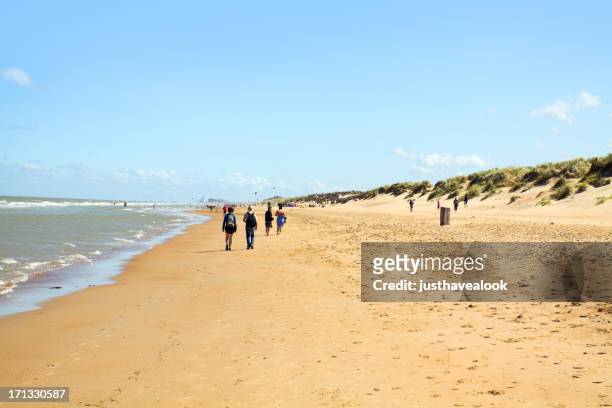 camminare lungo la costa del mare e belga - beach of ostende foto e immagini stock