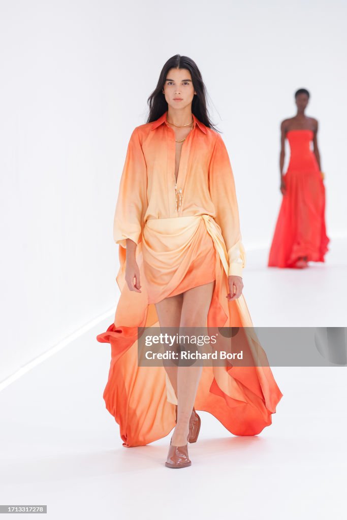 Zimmermann : Runway - Paris Fashion Week - Womenswear Spring/Summer 2024