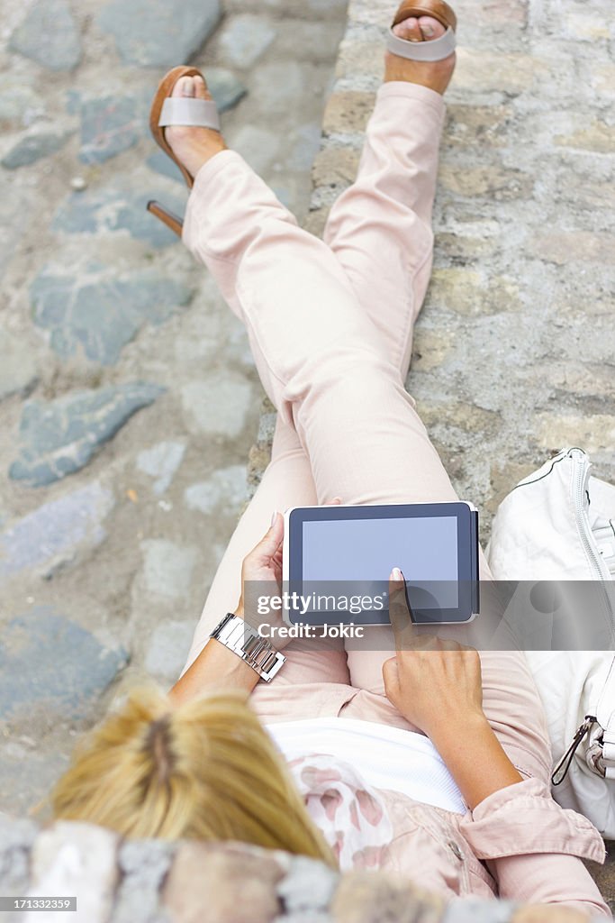 Mulher usando tablet digital.