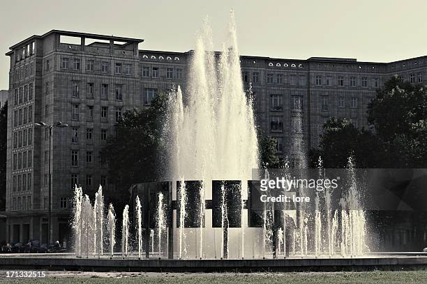 fontana, berlino - est foto e immagini stock