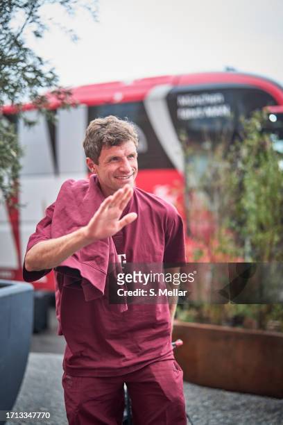 Thomas Müller of FC Bayern Munich is arriving at the hotel and waving to the fans on October 02, 2023 in Copenhagen, Denmark.