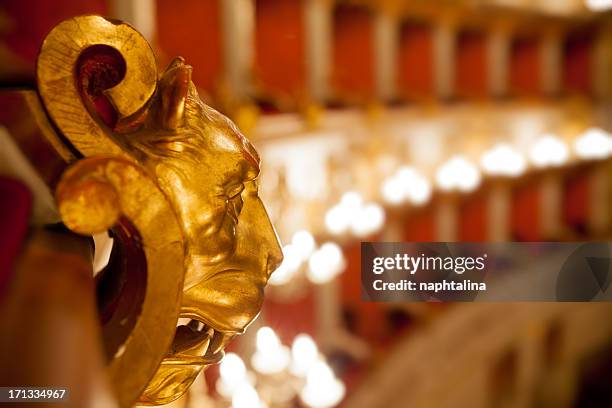 golden madera león en montaje tipo auditorio - opera lirica fotografías e imágenes de stock