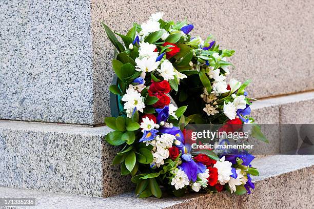 corona de color rojo, azul y blanco flores, espacio de copia - conmemorativo de guerra fotografías e imágenes de stock