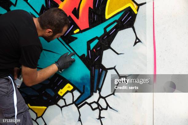 a artista de grafite está funcionando - street artist - fotografias e filmes do acervo