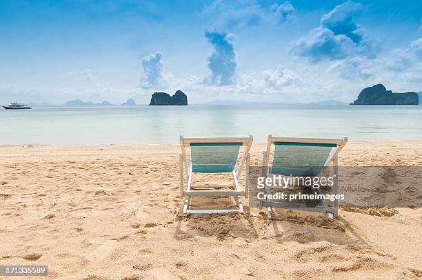 liegestühle am perfekten tropischen weißen sandstrand - pattaya stock-fotos und bilder