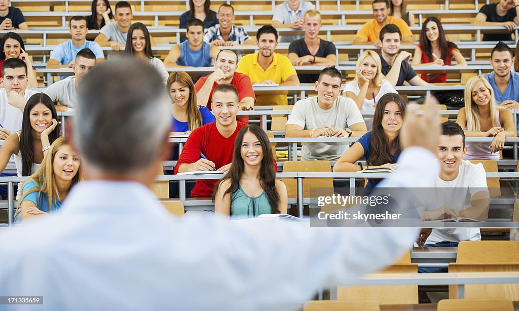 Professeur donnant un cours.