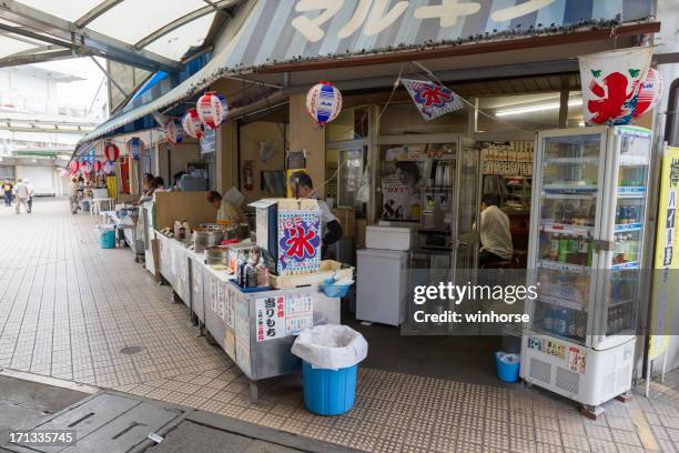 imbissstand in japan - cup noodles stock-fotos und bilder
