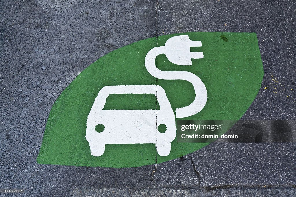 Elektroauto-Schild-Ladestation, grüne Schild gemalt auf Straße